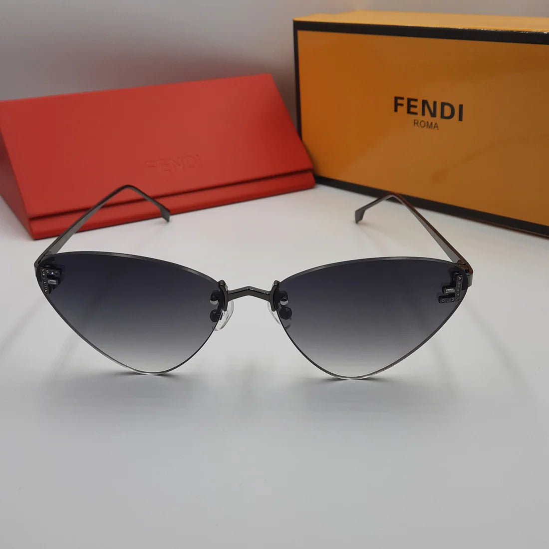 Fendi First noir cat eye
