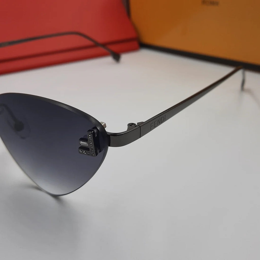 Fendi First noir cat eye